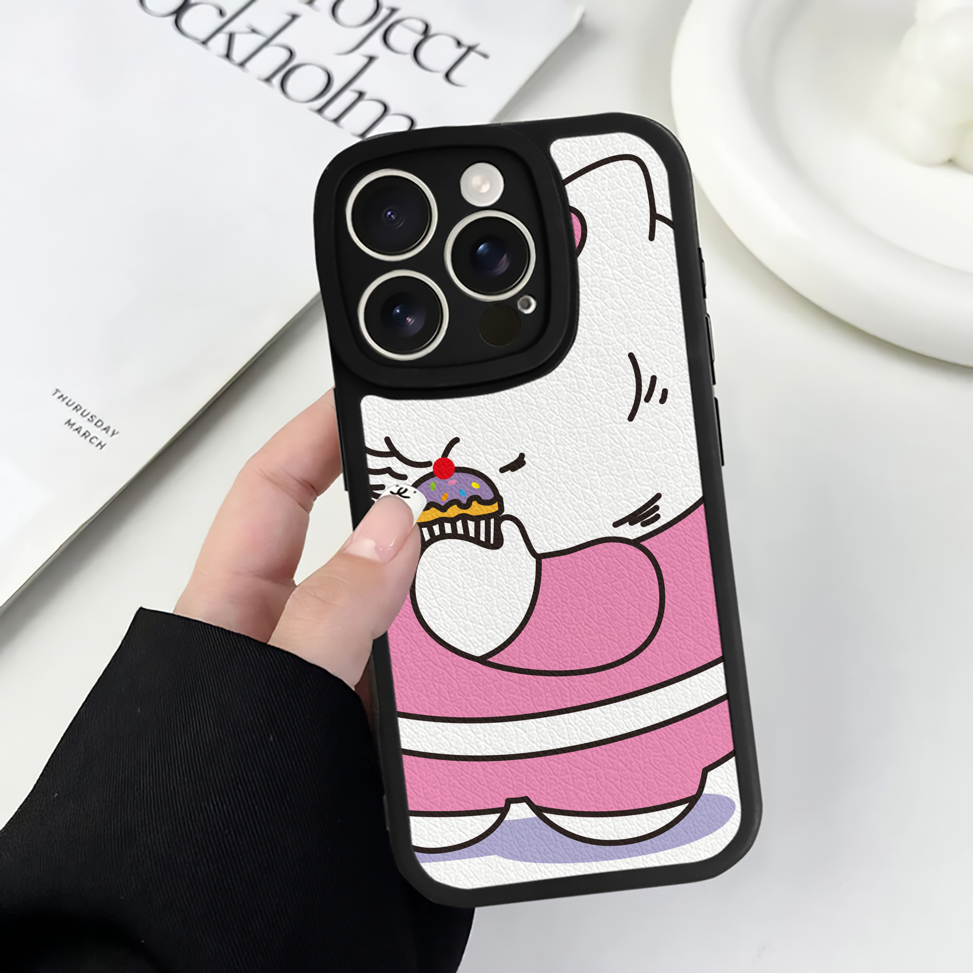 （画像用） Hello Kitty ハローキティ 【iPhone 16シリーズ対応】シリコンスマホケース（レザー調） 材質：シリコン